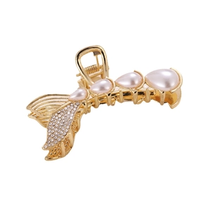 Pince à cheveux queue de sirène dorée avec perles gouttes et strass sur fond blanc