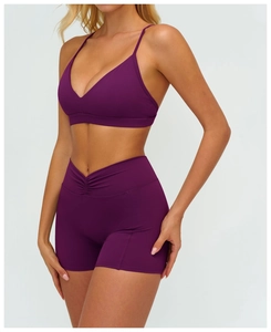 Détail du short de yoga violet à taille haute en V et coutures galbantes pour sport