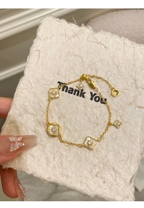 Dettaglio del bracciale a quadrifoglio placcato oro 18K con madreperla bianca e zirconi