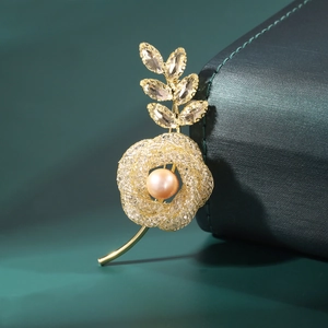 Elegant Flower Brooch Pin Women Faux Freshwater Pearl Crystal Leaf Metal Mesh Gold Plated Vintage Jewelry Accessory