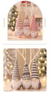 Set di tre gnomi natalizi in maglia appesi a rami con calda illuminazione domestica