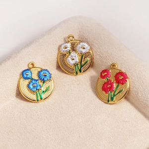 Drei vintage goldene Emaille-Gänseblümchen-Anhänger in Blau, Weiß und Rot Detail
