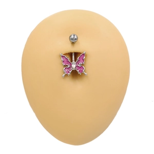 Piercing de nombril papillon rose orné de strass brillants sur un mannequin