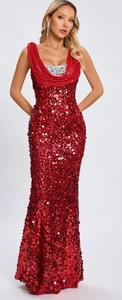 Détail de la robe longue à paillettes rouges avec col drapé et coupe sirène élégante
