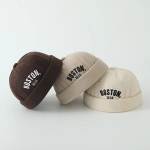Bonnets Miki en velours côtelé pour enfants avec broderie BOSTON 1630 en tons beige