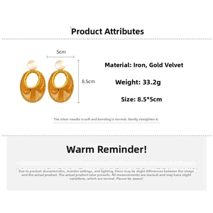 Détails des dimensions et matériaux des boucles d'oreilles ovales tissées en velours doré