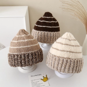 Tre berretti a righe nei colori marrone, cammello e bianco sporco per l'inverno