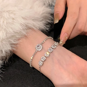 Gros plan de bracelets réglables en argent avec pierres de zircon au poignet