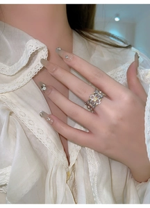 Vue détaillée de la bague fleur vintage avec pierre jaune et dentelle métallique
