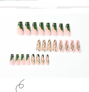 Dettaglio di unghie finte rosa opaco con motivo a serpente verde e trama a coccodrillo