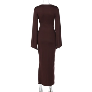 Vue détaillée du dos de la robe longue marron à manches longues avec taille plissée