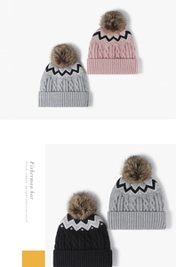 Détail de la maille épaisse et du motif géométrique sur des bonnets d'hiver colorés