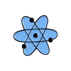 Detail einer blau-schwarzen Emaille-Brosche in Form einer stilisierten Atom-Struktur