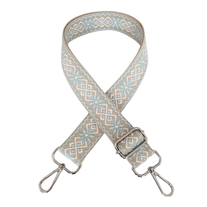Dettaglio della tracolla etnica intrecciata azzurro e beige con fibbie in metallo argento