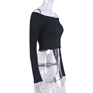 Πλάγια όψη του μαύρου εξώπλατου πλεκτού crop top με ραβδώσεις σε μανεκέν