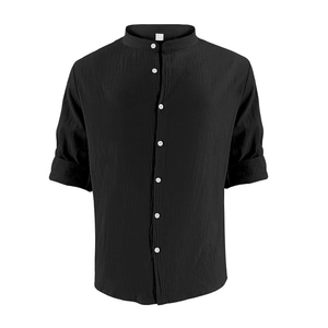 Détail de chemise noire en coton et lin avec col officier et patte de boutonnage