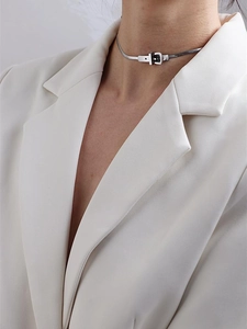 Dettaglio della collana choker a catena serpente d'argento con fibbia indossata dal modello