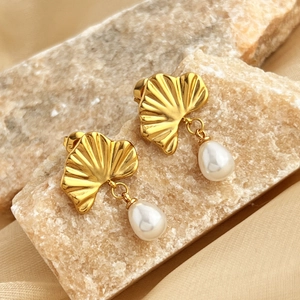 Elegant 18K gold-plated ginkgo leaf earrings with pearl drop on natural stones