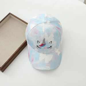 Dettaglio di ricamo unicorno e farfalle su cappellino tie-dye per bambini