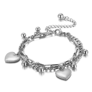 Bracciale a doppio strato in acciaio inossidabile con cuore su sfondo bianco