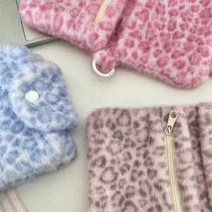 Details von Plüsch-Aufbewahrungstaschen mit Leopardenmuster in Pink, Blau und Lila-Grau