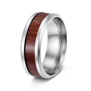 Vue détaillée d'une bague en acier titane argenté avec incrustation en bois de teck poli