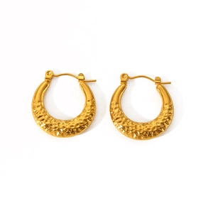Détail macro de boucles d'oreilles en U plaquées or 18K avec texture métal martelé