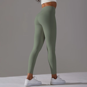 Détail macro du legging de yoga taille haute avec couture galbante effet fesses bombées