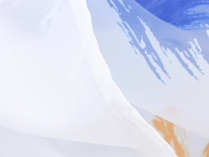 Detaillierte Makroansicht von weißem Organza-Stoff mit blauem Pinselstrich-Druck und Nähten