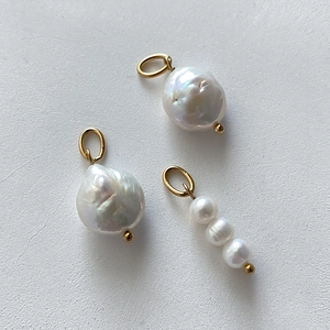Makroaufnahme von Barock-Süßwasserperlen-Anhängern mit goldenen Ösen für DIY-Schmuck