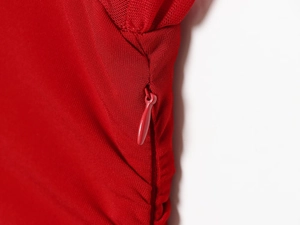 Detail des unsichtbaren Reißverschlusses und der Stricktextur am roten Kleid