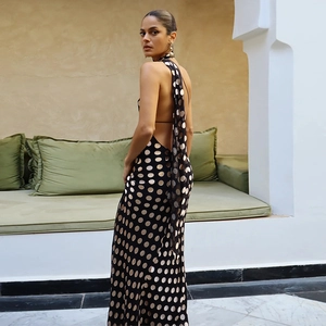 Dettaglio della schiena scoperta di un abito lungo in chiffon a pois con scollo all'americana