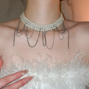 Gros plan détaillé du collier ras du cou en perles multicouches avec franges métalliques