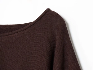 Détail de l'encolure en maille marron foncé avec une texture de tricot fine et douce