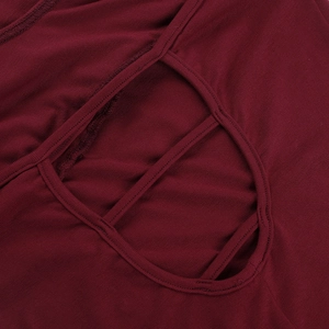Gros plan d'une robe en tricot bordeaux avec détails ajourés et finitions de couture