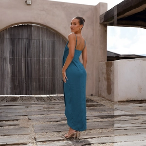 Détail d'une robe nuisette en satin bleu avec dos nu et ourlet fluide et élégant