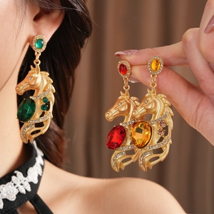 Details von Vintage-Pferdekopf-Ohrringen mit Strass und ovalen bunten Edelsteinen