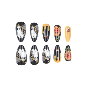 Faux ongles d'Halloween avec motifs de fantôme, tournesol et abeille sur fond blanc