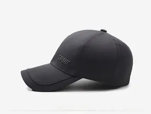 Détail de la casquette en coton gris foncé avec broderie SPIRIT noire sur le côté