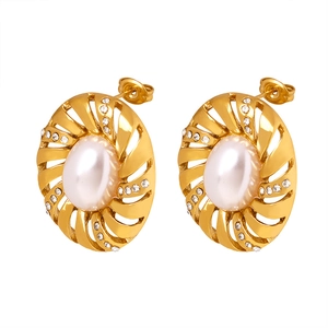Boucles d'oreilles élégantes en acier titane doré avec perle et diamants tchèques