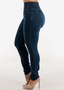 Details einer dehnbaren High-Waist-Jeans mit seitlichem Mehrknopf-Design für Damen