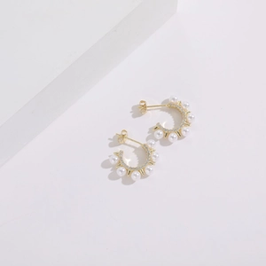 Élégantes boucles d'oreilles créoles C en or avec perles d'eau douce et zircon style ins