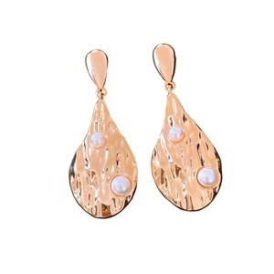 Boucles d'oreilles vintage en forme de goutte plaquées or 18K avec perles blanches