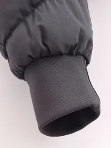 Detailansicht der winddichten, elastischen Rippbündchen an einem warmen Wintermantel