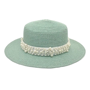 Chapeau de soleil en paille vert menthe avec bord large et ruban de perles élégant