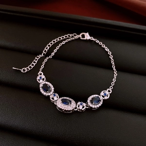 Détail d'un bracelet argenté de style français avec pierres bleues et diamants fins