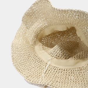 Chapeau de soleil au crochet beige avec large bord ondulé et ruban de réglage