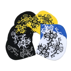 Berretti in maglia gotica con motivo jacquard a croce in vari colori vivaci