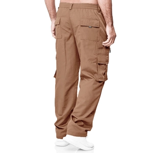 Détail du pantalon cargo kaki avec poches arrière à rabat et texture sergé robuste