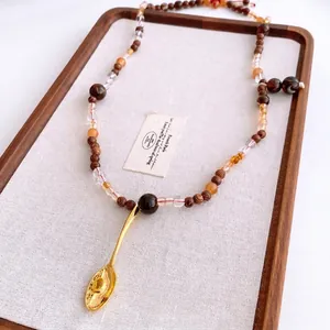 Collier rétro perles en bois, verre ambré et pendentif cuillère dorée unique